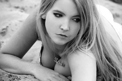 Lying on the sand 1, par Xavier E. G. Dierick
